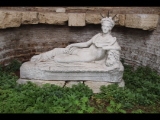 07810 ostia - regio iv - insula i - campo della magna mater - santuario di attis (iv,i,3) - skulptur der liegenden attis mit granatapfel und schaeferstab - 01-2024.jpg